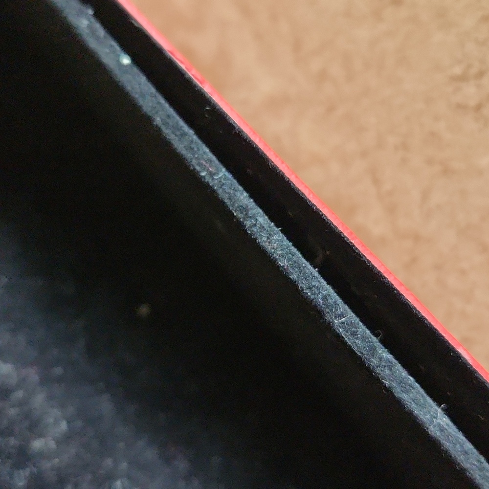 GUESS red eyeglasses holder with faux pebbled leather shell and velvet inside - Picture 6 of 7
